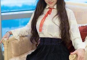 TuiGirl推女郎 – “松果儿的国度”——在海边的图片中，她宛若指挥大海的超级导演，真有意思！