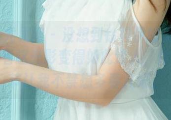 UGirls尤果网 – 没想到徐梓伊的美脚会在原图借着这光影变得如此迷人，作品的细节让我不禁想多看几眼。