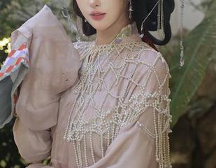 Xiuren秀人网 – 周慕汐fairy的最新女孩美图，难道我该主动追随这位光芒四射的仙女吗？