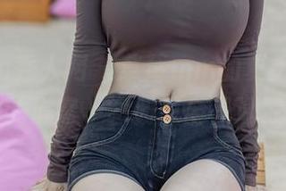 Xiuren秀人网 – 草莓mm的夏天，原图直击你的心窝，图册里全是沁凉回忆！