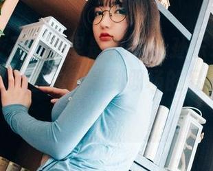 办公室？不，这里是yeeun孙乐乐的cos舞台，照片里也能看到职场的另一种“野性”。