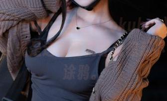 新作品！yuuhui玉汇(kokuhui)的蓝白条少女，光是这笔画就让我想起小时候的涂鸦。