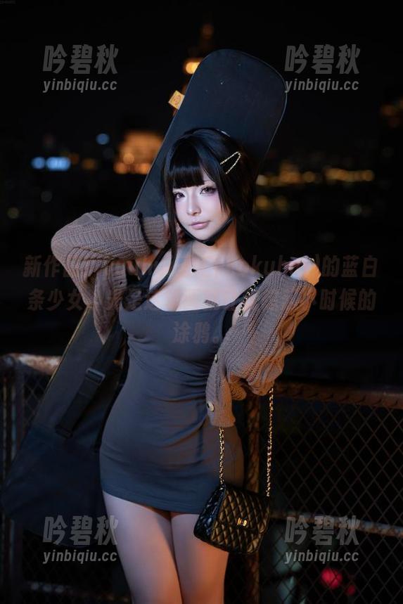 新作品！yuuhui玉汇(kokuhui)的蓝白条少女，光是这笔画就让我想起小时候的涂鸦。