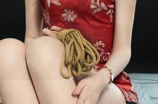 丽柜 – 双生花旗袍里的尔尔：原图的灵动造型与精选的色彩对比