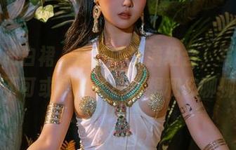 云溪溪和白裙，这样的诡谲组合，写真图包中不可或缺的美感，想和你聊聊。