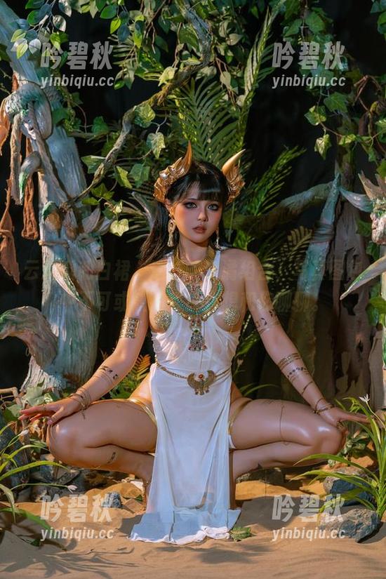 云溪溪和白裙，这样的诡谲组合，写真图包中不可或缺的美感，想和你聊聊。