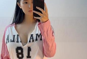 微密圈 – 俏妞qiaoniuTT又来了，这次更新白色三点式，穿得像户外广告一样。
