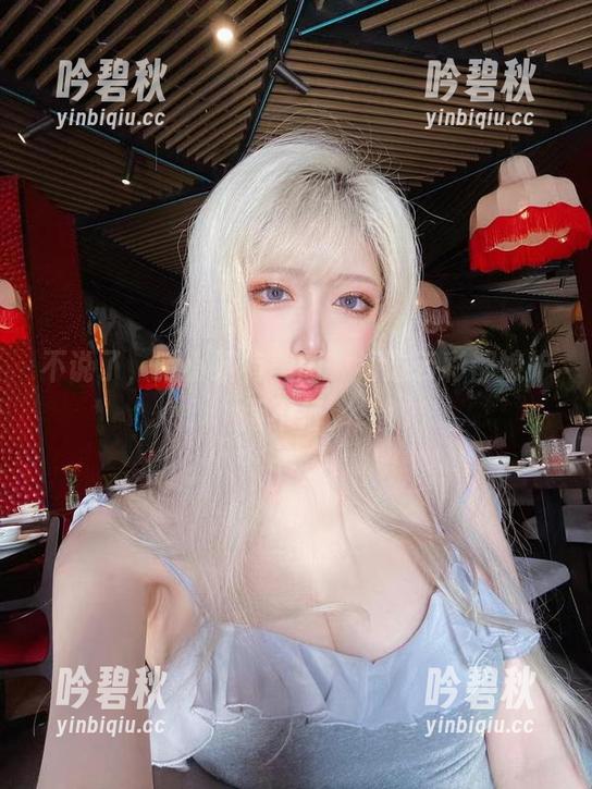 不说了，啾小妍有美图，海边云彩都嫉妒得不行。
