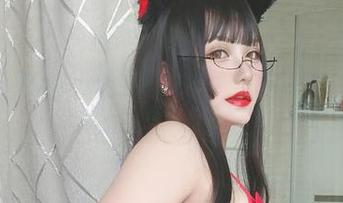 夏鸽鸽不想起床的御姐写真，图片像是不经意的偷瞄，超有趣，嘿嘿。