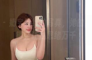 微密圈 – 奶宝妹纸的写真，她的红色吊带镂空让我思绪万千