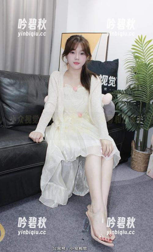 小众视觉-蓉蓉 小众视觉 - 泳装套图分享:蓉蓉和沙滩的完美碰撞