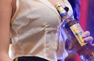 尤蜜荟 – 一不小心又翻到娇喘JC的美足原图……这一笔一划都在说你要好好注意过来！