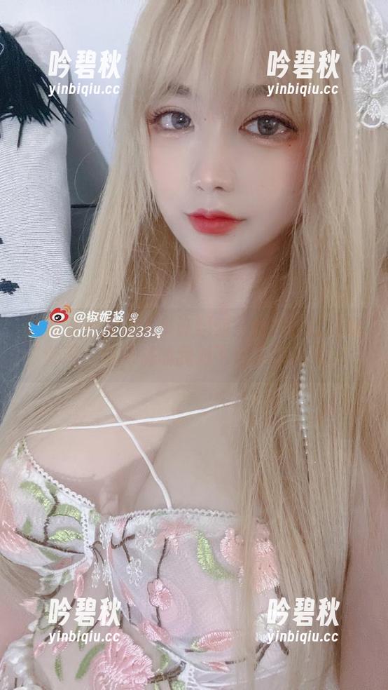 听说空姐能让人少许烦恼？椒妮佐仁这组作品，恰好挑战我对飞行员的偏见。