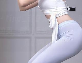 秀人网 – tina_甜仔乔装修女，私拍里有种窘迫的美，图片传达的意味就别说了，直击内心。