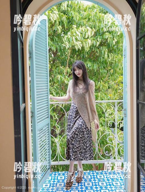 秀人网-小Kiki 秀人网 - 小Kiki的定制写真:当裤里丝变成了潮流标识!