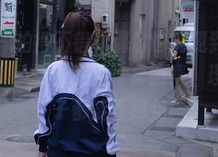 秀人网 – 拍得不错，偶尔也能见到现实的“女孩”：张美荧的写真图集，理想和裤子都能看得见