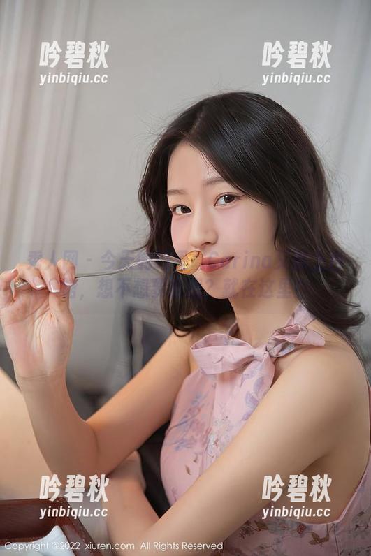 秀人网 - 今天的绮里嘉Carina又披上白裙，想不想要原图？就在这里！