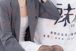 袜啵啵 – 猫步出场的小沫，全副武装的红色匡威板鞋也是一颗“明星”，一不小心过于耀眼了呢！