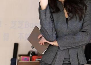 语画界 – 芝芝Booty的最新图库：黑丝翘臀，不如想象中的更抓眼！
