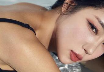 这根胡萝卜太吸引眼球了，私拍里的韩国CoCo有点犯规
