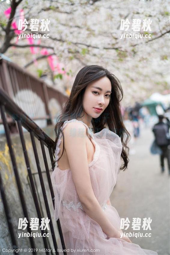 魅妍社 - 这是最新的萌奈子，她的“女友”套图，绵延出无尽遐想。