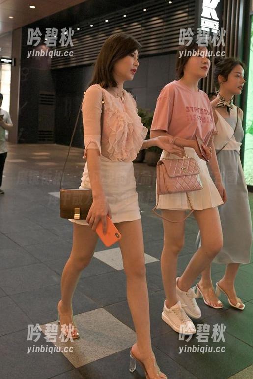 魔镜街拍-婷婷 魔镜街拍 - 寒风里的极品肉丝,婷婷在图库中散发着不可抵挡的气息。