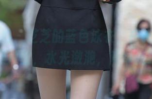 魔镜街拍 – 芝芝的蓝色泳衣，在光影交错的照片里，水光潋滟，简单美好！
